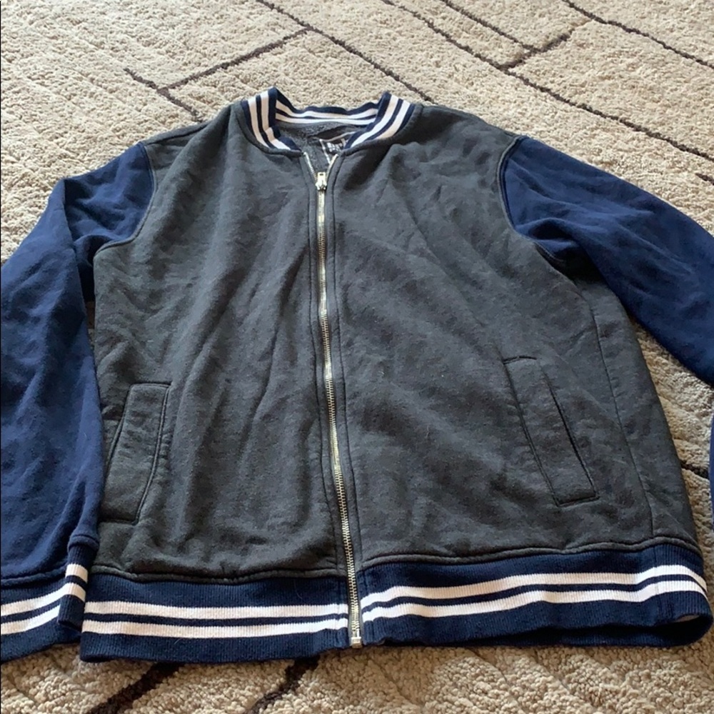 Men’s medium zip up jacket.